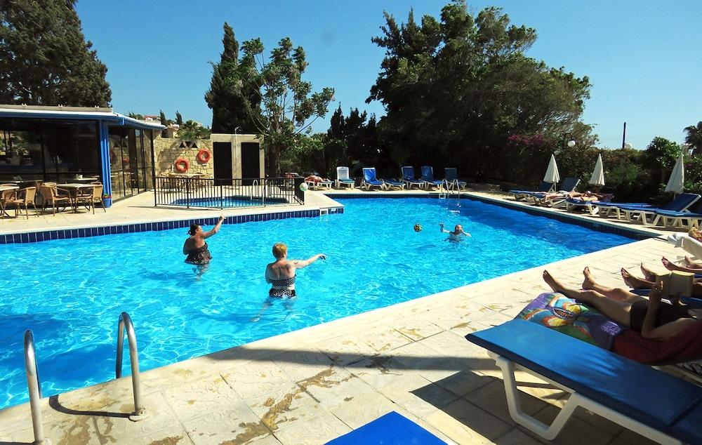 Hilltop Gardens Hotel Apartments Пафос Экстерьер фото
