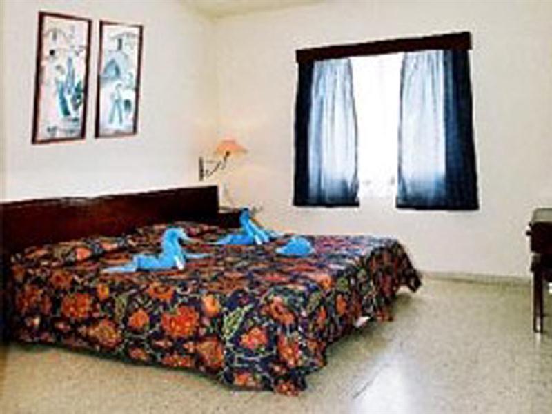Hilltop Gardens Hotel Apartments Пафос Экстерьер фото